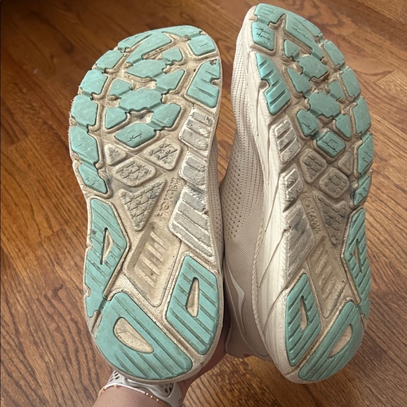 Hoka Women's Arahi 7 Pink/Cream Running Shoes with Light Blue Toe Accent - Picture 3 of 6